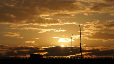 Şehirde renkli bulutlar ve gökyüzü olan güzel gün batımı manzarası.