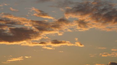 Şehirde renkli bulutlar ve gökyüzü olan güzel gün batımı manzarası.