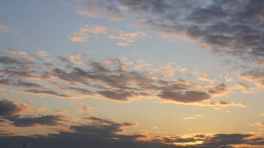 Şehirde renkli bulutlar ve gökyüzü olan güzel gün batımı manzarası.