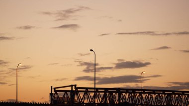 Şehirde renkli bulutlar ve gökyüzü olan güzel gün batımı manzarası.