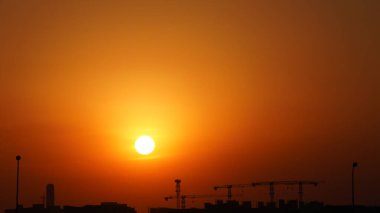 Şehirde renkli bulutlar ve gökyüzü olan güzel gün batımı manzarası.