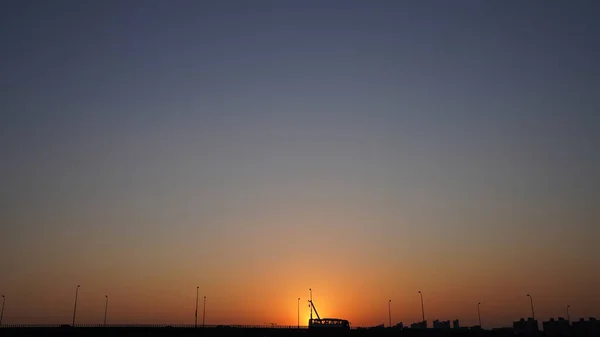 Krásný Výhled Západ Slunce Barevnými Mraky Oblohou Městě — Stock fotografie