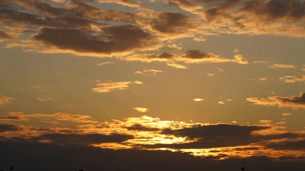 Şehirde Renkli Bulutlar Gökyüzü Olan Güzel Gün Batımı Manzarası — Stok fotoğraf
