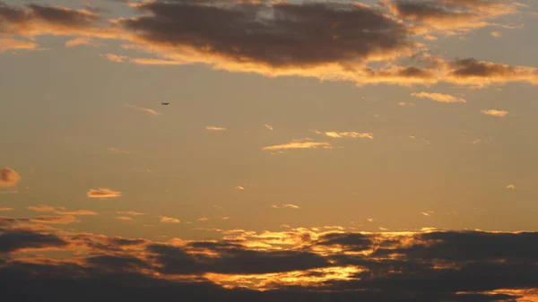 Piękny Widok Zachód Słońca Kolorowymi Chmurami Niebem Mieście — Zdjęcie stockowe