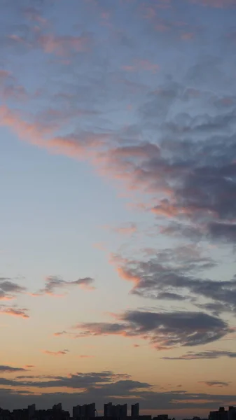 街のカラフルな雲と空と美しい夕日の景色 — ストック写真