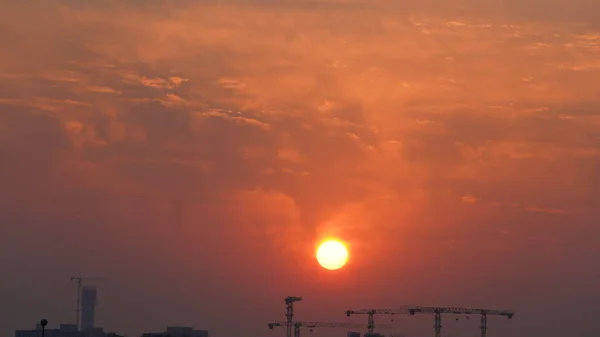 Het Prachtige Zonsondergang Uitzicht Met Kleurrijke Wolken Lucht Stad — Stockfoto