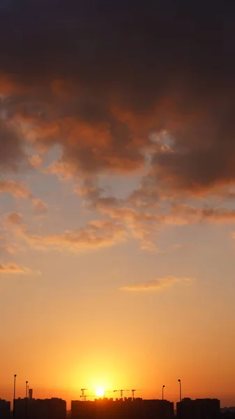 Den Vackra Solnedgången Utsikt Med Färgglada Moln Och Himmel Staden — Stockfoto