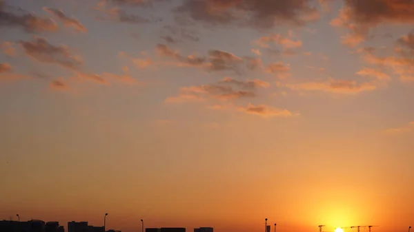Όμορφη Θέα Ηλιοβασίλεμα Πολύχρωμα Σύννεφα Και Τον Ουρανό Στην Πόλη — Φωτογραφία Αρχείου