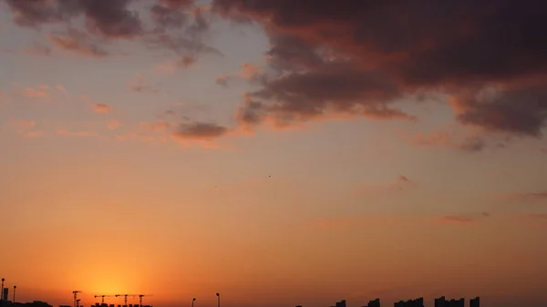 美丽的日落 城市五彩斑斓的云彩和天空 — 图库照片