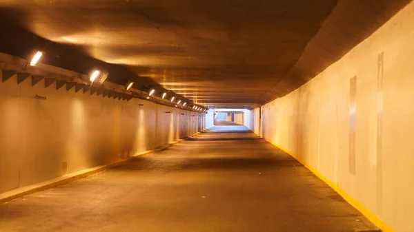 Jeden Pusty Widok Tunelu Włączonymi Światłami Mieście — Zdjęcie stockowe