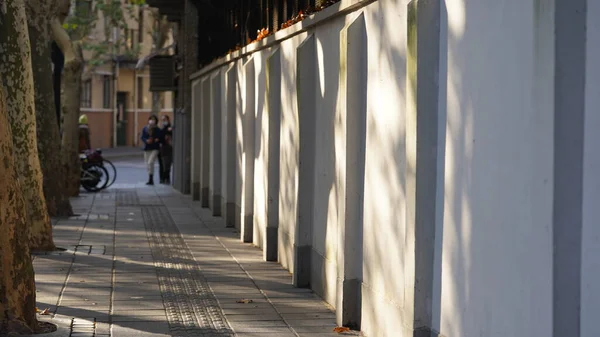 Het Prachtige Uitzicht Stad Met Gele Herfstbladeren Oude Gebouwen Onder — Stockfoto