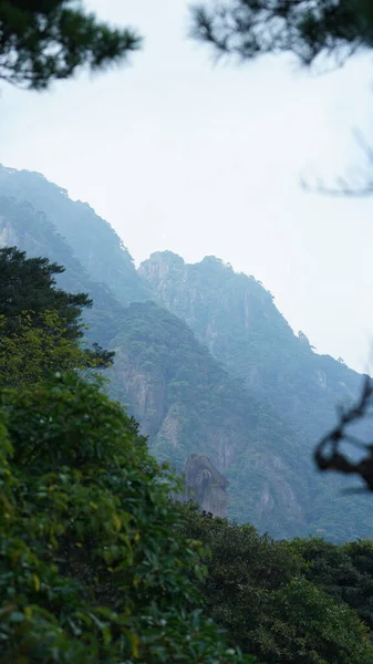 以青翠的森林和喷发的岩石悬崖为背景的中国农村美丽的山水景观 — 图库照片