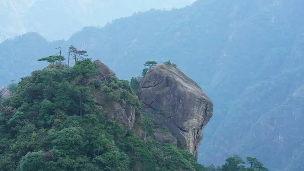 Prachtige Berglandschappen Met Het Groene Bos Uitgebarsten Rotswand Als Achtergrond — Stockfoto
