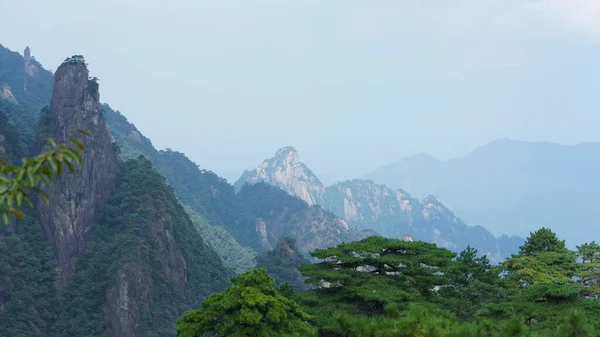 以青翠的森林和喷发的岩石悬崖为背景的中国农村美丽的山水景观 — 图库照片