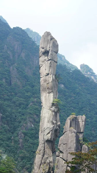 以青翠的森林和喷发的岩石悬崖为背景的中国农村美丽的山水景观 — 图库照片