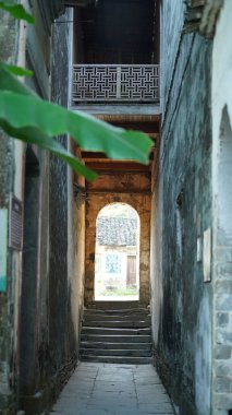 Klasik mimari ve taze yeşil ağaçların arka planda olduğu güzel geleneksel Çin köyü manzarası.