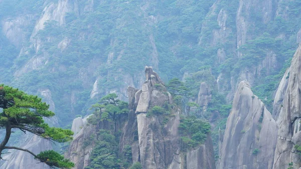 緑の森と中国の田舎の背景として噴出した岩崖と美しい山の風景 — ストック写真