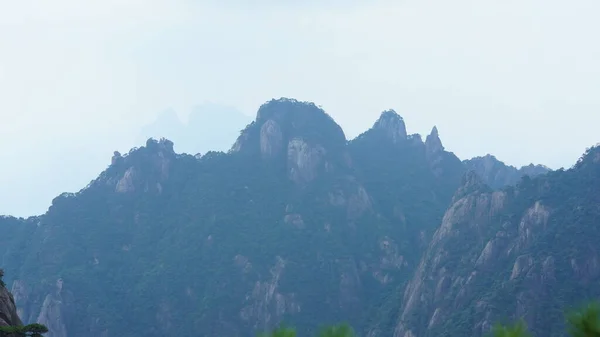 緑の森と中国の田舎の背景として噴出した岩崖と美しい山の風景 — ストック写真