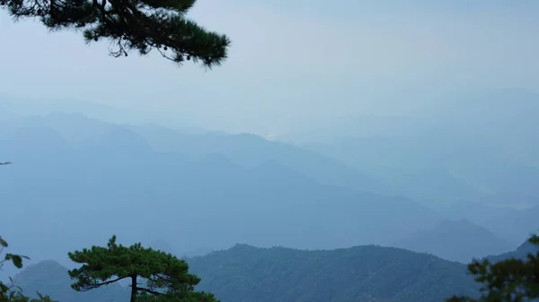 以青翠的森林和喷发的岩石悬崖为背景的中国农村美丽的山水景观 — 图库照片