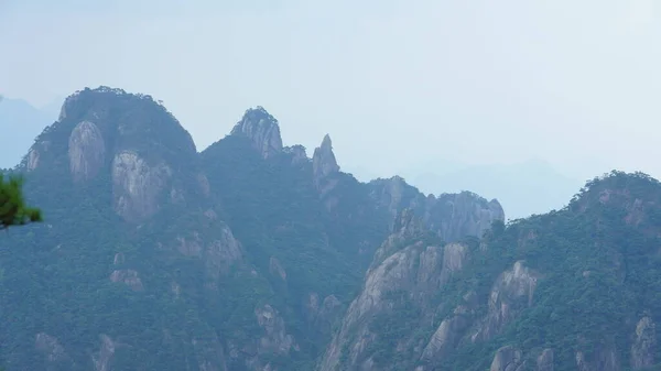 Prachtige Berglandschappen Met Het Groene Bos Uitgebarsten Rotswand Als Achtergrond — Stockfoto