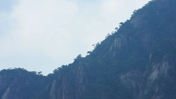 緑の森と中国の田舎の背景として噴出した岩崖と美しい山の風景 — ストック写真