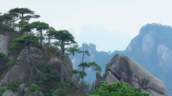 緑の森と中国の田舎の背景として噴出した岩崖と美しい山の風景 — ストック写真