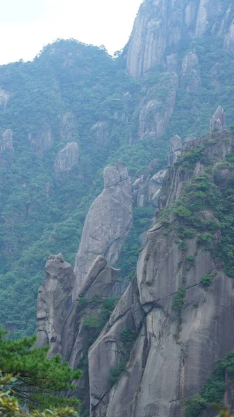 以青翠的森林和喷发的岩石悬崖为背景的中国农村美丽的山水景观 — 图库照片