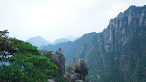 緑の森と中国の田舎の背景として噴出した岩崖と美しい山の風景 — ストック写真