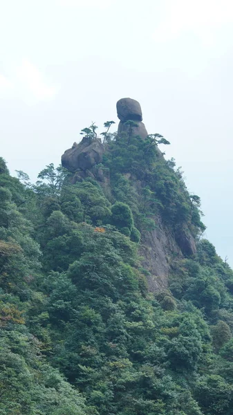 以青翠的森林和喷发的岩石悬崖为背景的中国农村美丽的山水景观 — 图库照片