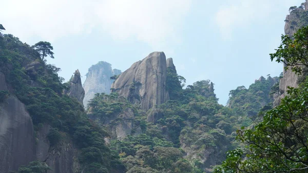 緑の森と中国の田舎の背景として噴出した岩崖と美しい山の風景 — ストック写真