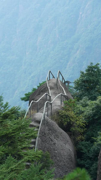 Belas Paisagens Montanhas Com Floresta Verde Uma Estrada Prancha Construída — Fotografia de Stock