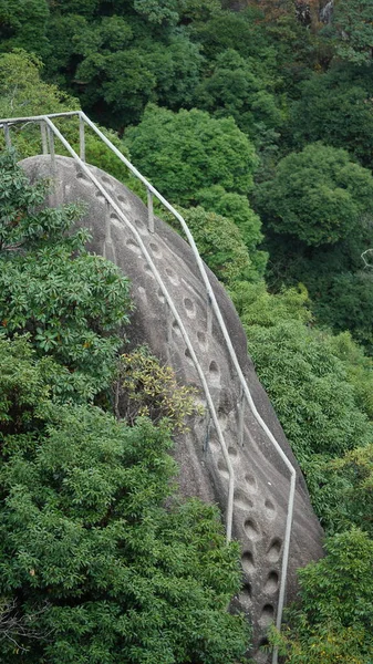 山の岩の上に刻まれた登山はしごの景色 — ストック写真