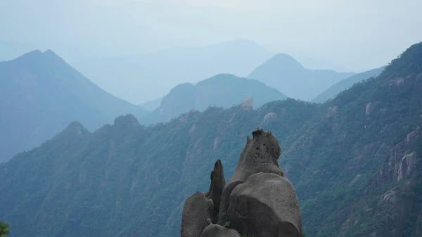 以青翠的森林和喷发的岩石悬崖为背景的中国农村美丽的山水景观 — 图库照片