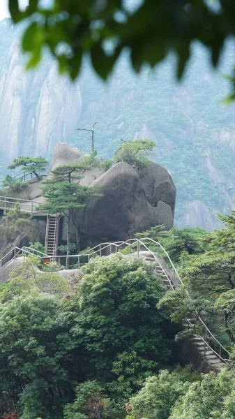 緑の森と中国の田舎の崖の顔に沿って構築された板道路と美しい山々の風景 — ストック写真