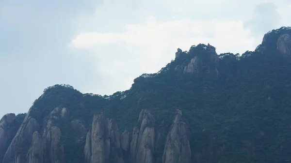 緑の森と中国の田舎の背景として噴出した岩崖と美しい山の風景 — ストック写真