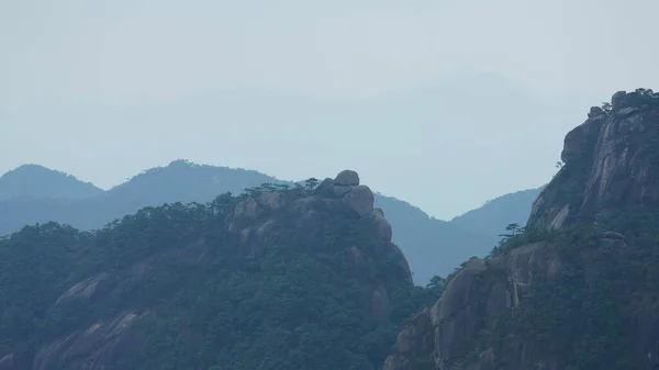 以青翠的森林和喷发的岩石悬崖为背景的中国农村美丽的山水景观 — 图库照片