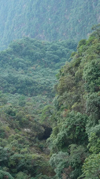 Los Hermosos Paisajes Montañosos Con Bosque Verde Acantilado Rocoso Erupción — Foto de Stock