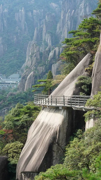 緑の森と中国の田舎の崖の顔に沿って構築された板道路と美しい山々の風景 — ストック写真