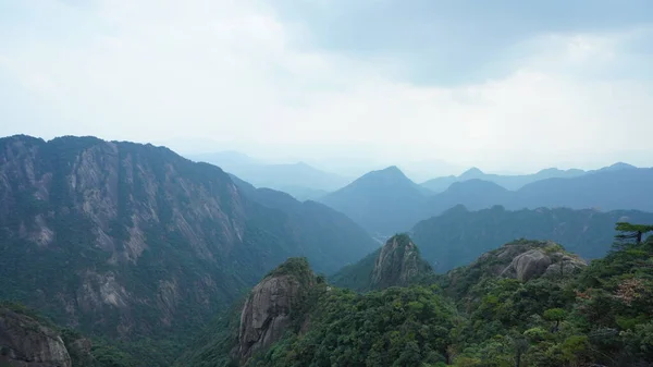 以青翠的森林和喷发的岩石悬崖为背景的中国农村美丽的山水景观 — 图库照片