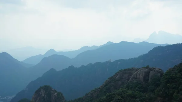 以青翠的森林和喷发的岩石悬崖为背景的中国农村美丽的山水景观 — 图库照片