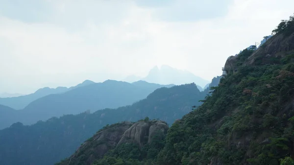 中国农村美丽的山水 绿树成荫 悬崖峭壁上建有一条平坦的道路 — 图库照片