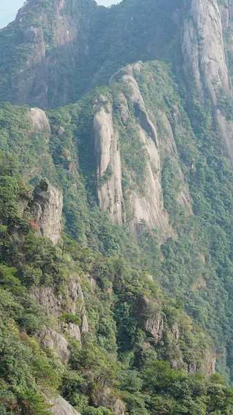 以青翠的森林和喷发的岩石悬崖为背景的中国农村美丽的山水景观 — 图库照片