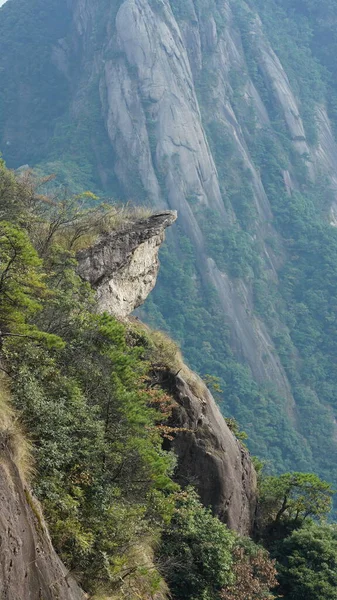 以青翠的森林和喷发的岩石悬崖为背景的中国农村美丽的山水景观 — 图库照片