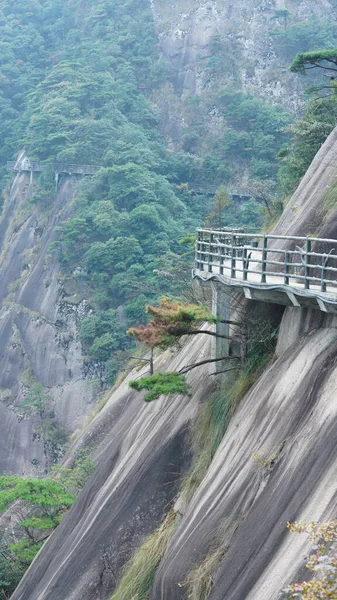 中国农村美丽的山水 绿树成荫 悬崖峭壁上建有一条平坦的道路 — 图库照片