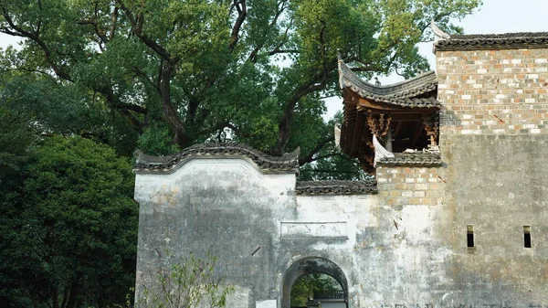 Bela Vista Tradicional Aldeia Chinesa Com Arquitetura Clássica Árvores Verdes — Fotografia de Stock