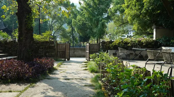 Bela Vista Jardim Com Flores Mesas Pedra Aldeia Rural China — Fotografia de Stock