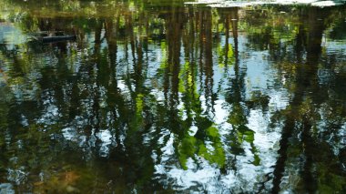 Temiz bir nehir ve Çin 'in kırsal kesiminde arka planda kalan dağlarla güzel bir kır manzarası.