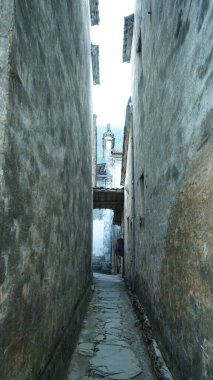 Klasik mimari ve taze yeşil ağaçların arka planda olduğu güzel geleneksel Çin köyü manzarası.