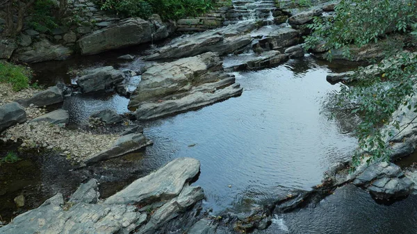 Temiz Bir Nehir Çin Kırsal Kesiminde Arka Planda Kalan Dağlarla — Stok fotoğraf