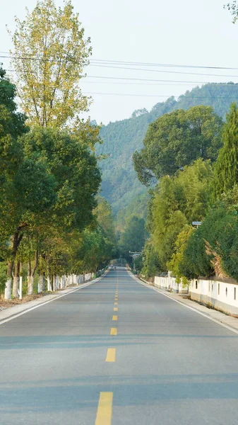 道路や山を背景にした美しい田園風景 — ストック写真